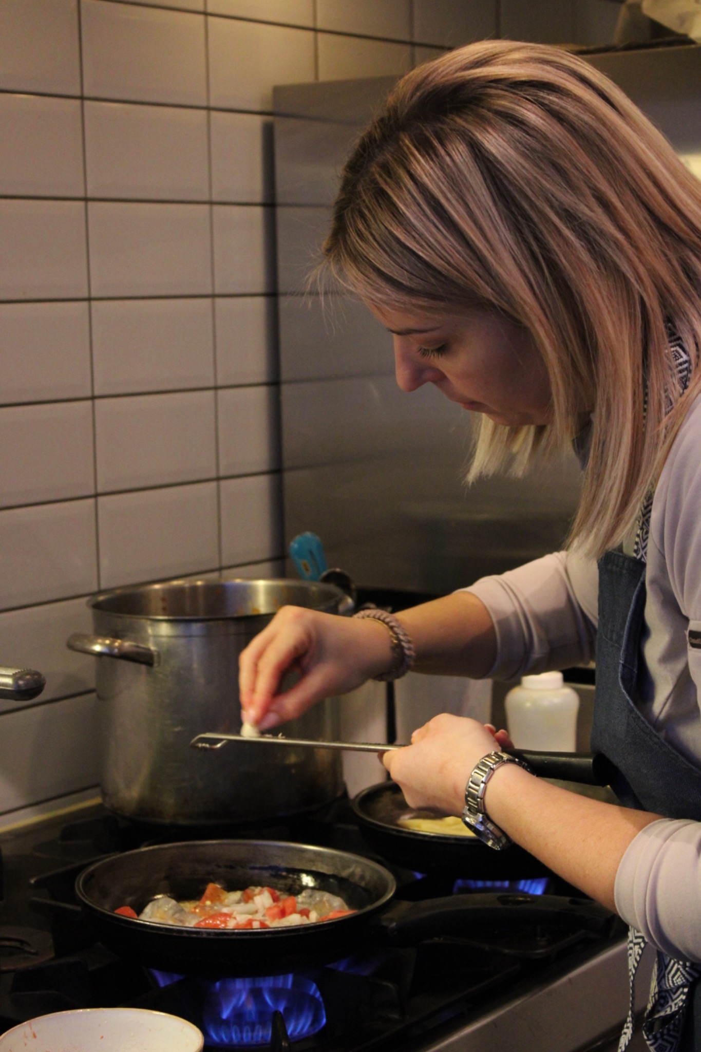 Eigenares en chef Kimberly bereidt een gerecht in de keuken